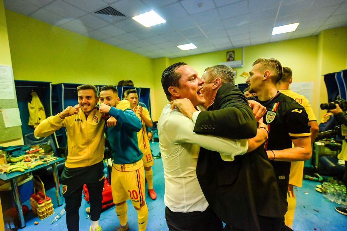UPDATE Mirel Rădoi a cerut ca Vlad Munteanu să nu mai apară în preajma lotului U21! Detalii despre ceartă: i-a atenționat pe jucători că le-a luat șampanie scumpă și intervine în timpul ședințelor tehnice