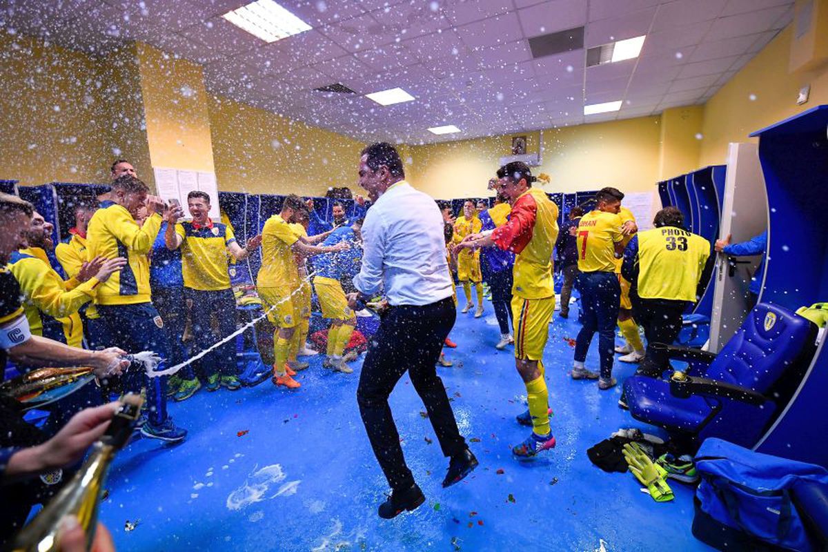 UPDATE Mirel Rădoi a cerut ca Vlad Munteanu să nu mai apară în preajma lotului U21! Detalii despre ceartă: i-a atenționat pe jucători că le-a luat șampanie scumpă și intervine în timpul ședințelor tehnice