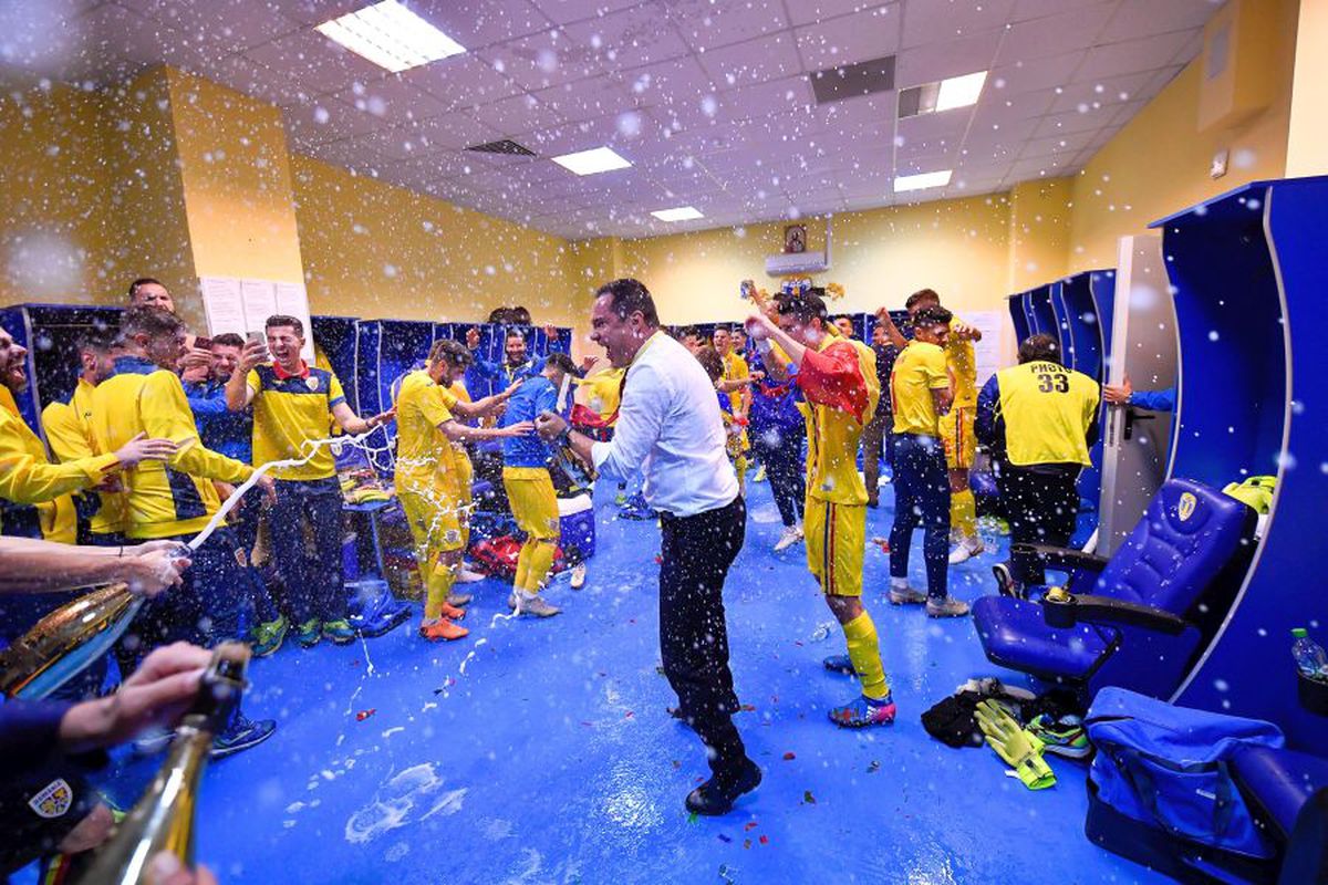 UPDATE Mirel Rădoi a cerut ca Vlad Munteanu să nu mai apară în preajma lotului U21! Detalii despre ceartă: i-a atenționat pe jucători că le-a luat șampanie scumpă și intervine în timpul ședințelor tehnice