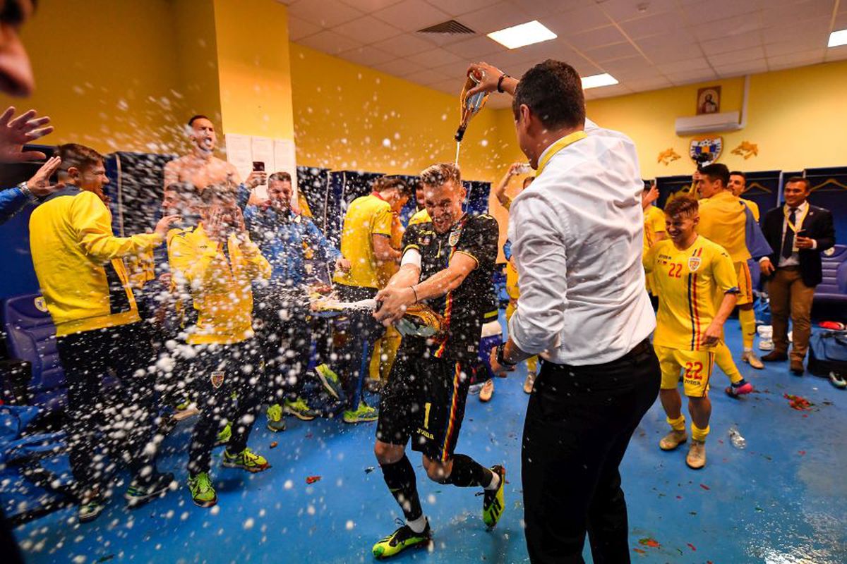 UPDATE Mirel Rădoi a cerut ca Vlad Munteanu să nu mai apară în preajma lotului U21! Detalii despre ceartă: i-a atenționat pe jucători că le-a luat șampanie scumpă și intervine în timpul ședințelor tehnice