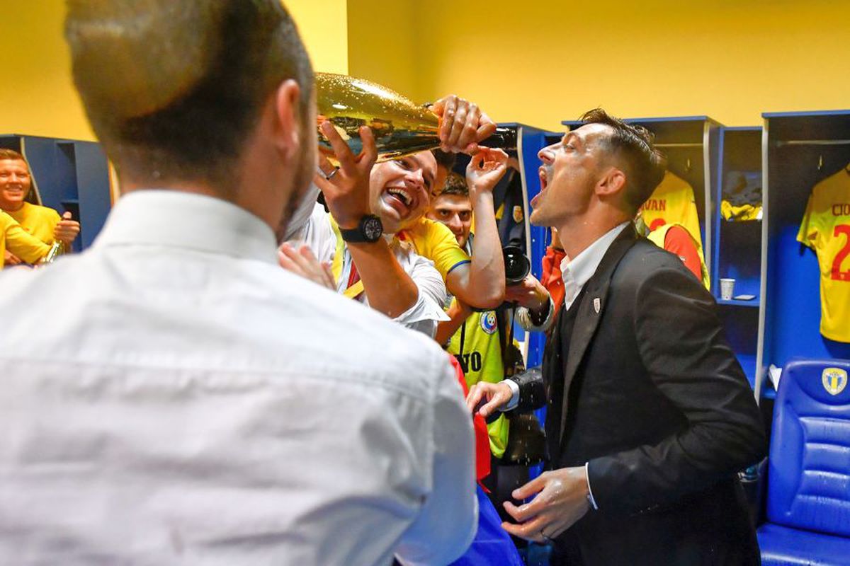 UPDATE Mirel Rădoi a cerut ca Vlad Munteanu să nu mai apară în preajma lotului U21! Detalii despre ceartă: i-a atenționat pe jucători că le-a luat șampanie scumpă și intervine în timpul ședințelor tehnice