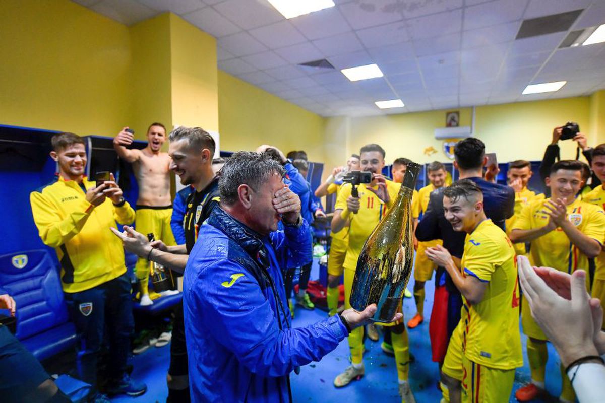 UPDATE Mirel Rădoi a cerut ca Vlad Munteanu să nu mai apară în preajma lotului U21! Detalii despre ceartă: i-a atenționat pe jucători că le-a luat șampanie scumpă și intervine în timpul ședințelor tehnice