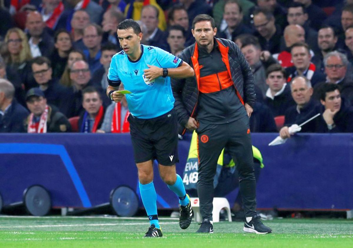 AJAX - CHELSEA 0-1 // VIDEO Ovidiu Hațegan i-a pus la punct pe oamenii lui Frank Lampard » I-a cerut să se ridice de pe bancă pentru a-i da cartonașul galben