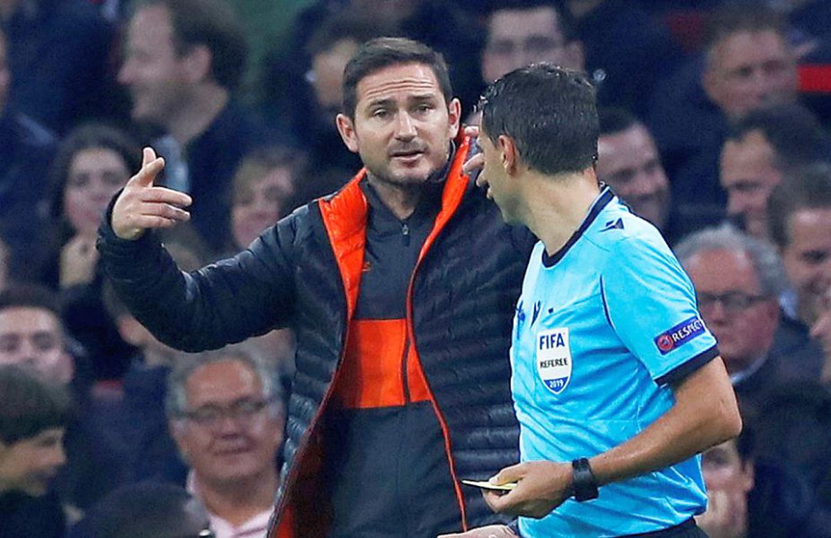 AJAX - CHELSEA 0-1 // VIDEO Ovidiu Hațegan i-a pus la punct pe oamenii lui Frank Lampard » I-a cerut să se ridice de pe bancă pentru a-i da cartonașul galben