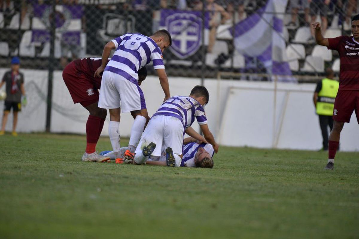 RAPID - ASU POLI // FOTO Clipe de panică: Timișoreanul Jurj, făcut KO de Lazăr » Ambulanța a intervenit de urgență și l-a transportat la spital!