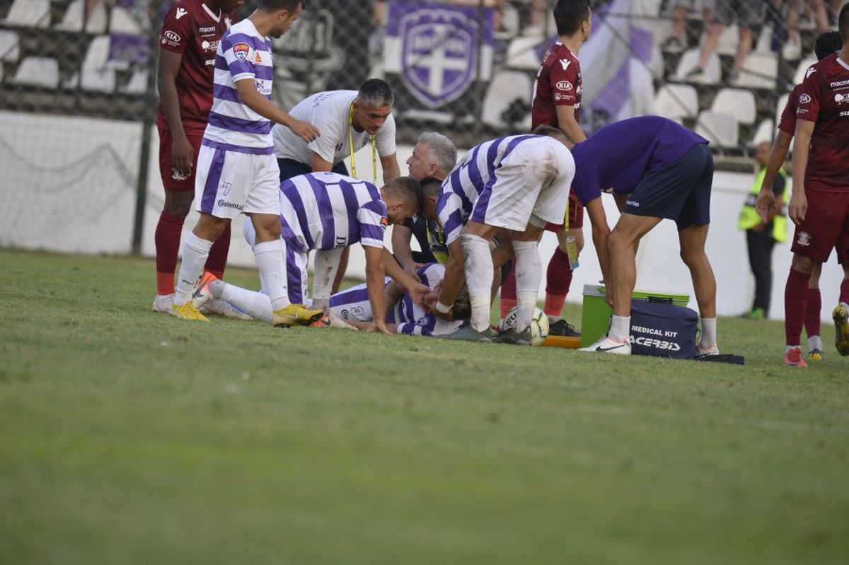 RAPID - ASU POLI // FOTO Clipe de panică: Timișoreanul Jurj, făcut KO de Lazăr » Ambulanța a intervenit de urgență și l-a transportat la spital!