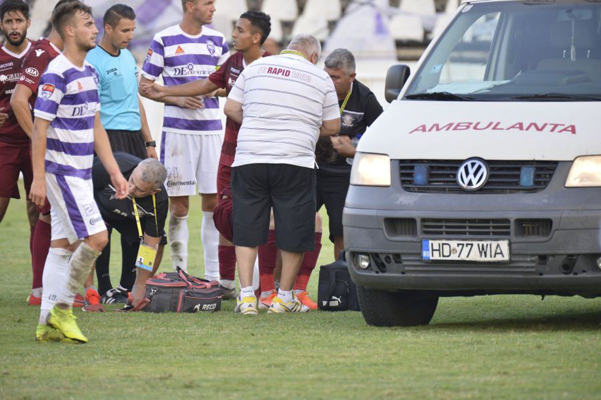 RAPID - ASU POLI // FOTO Clipe de panică: Timișoreanul Jurj, făcut KO de Lazăr » Ambulanța a intervenit de urgență și l-a transportat la spital!
