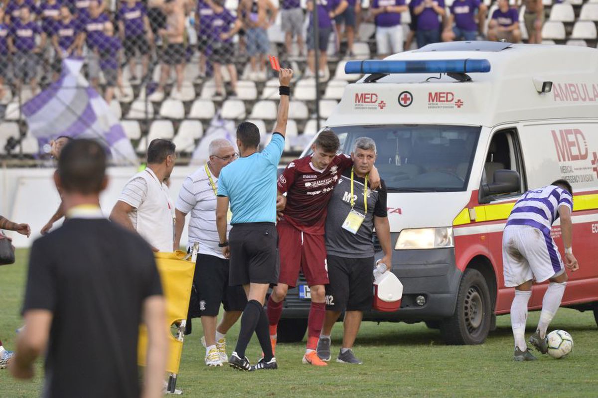 RAPID - ASU POLI // FOTO Clipe de panică: Timișoreanul Jurj, făcut KO de Lazăr » Ambulanța a intervenit de urgență și l-a transportat la spital!