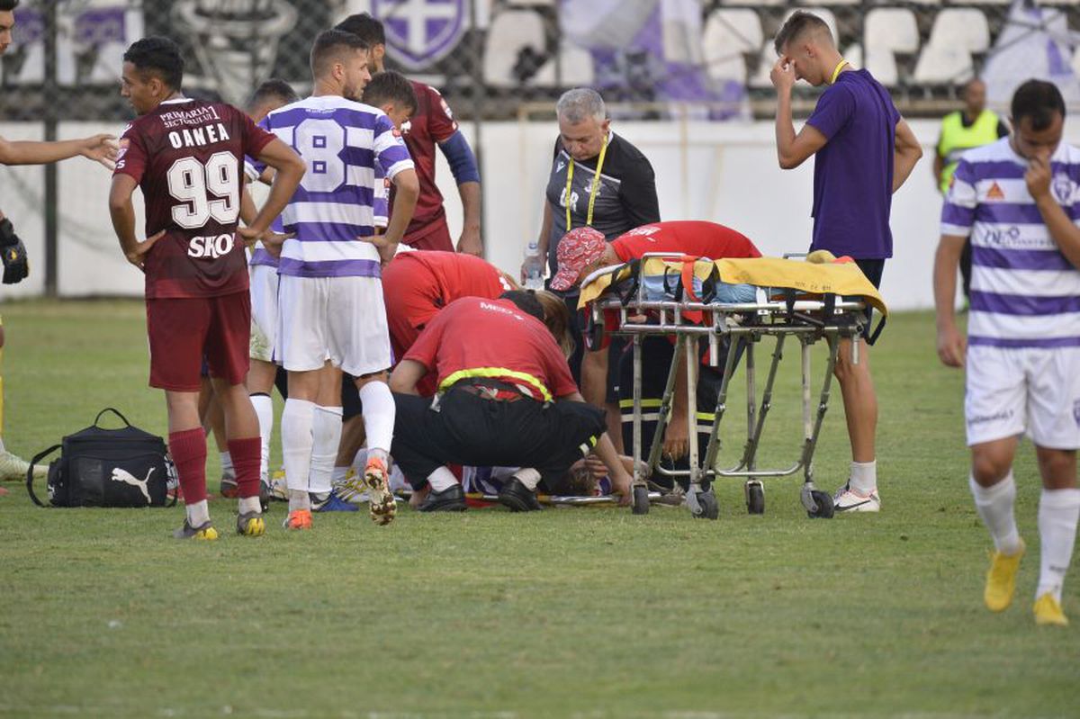 RAPID - ASU POLI // FOTO Clipe de panică: Timișoreanul Jurj, făcut KO de Lazăr » Ambulanța a intervenit de urgență și l-a transportat la spital!