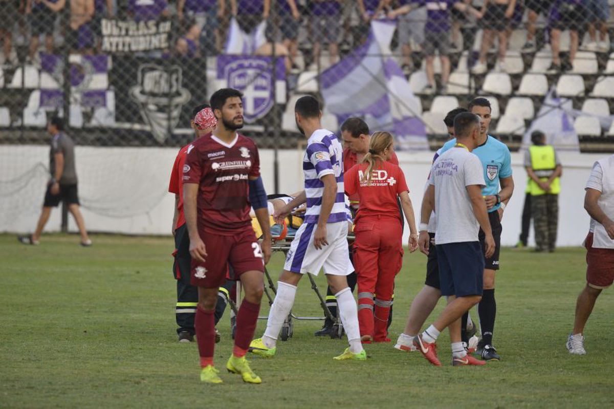 RAPID - ASU POLI // FOTO Clipe de panică: Timișoreanul Jurj, făcut KO de Lazăr » Ambulanța a intervenit de urgență și l-a transportat la spital!