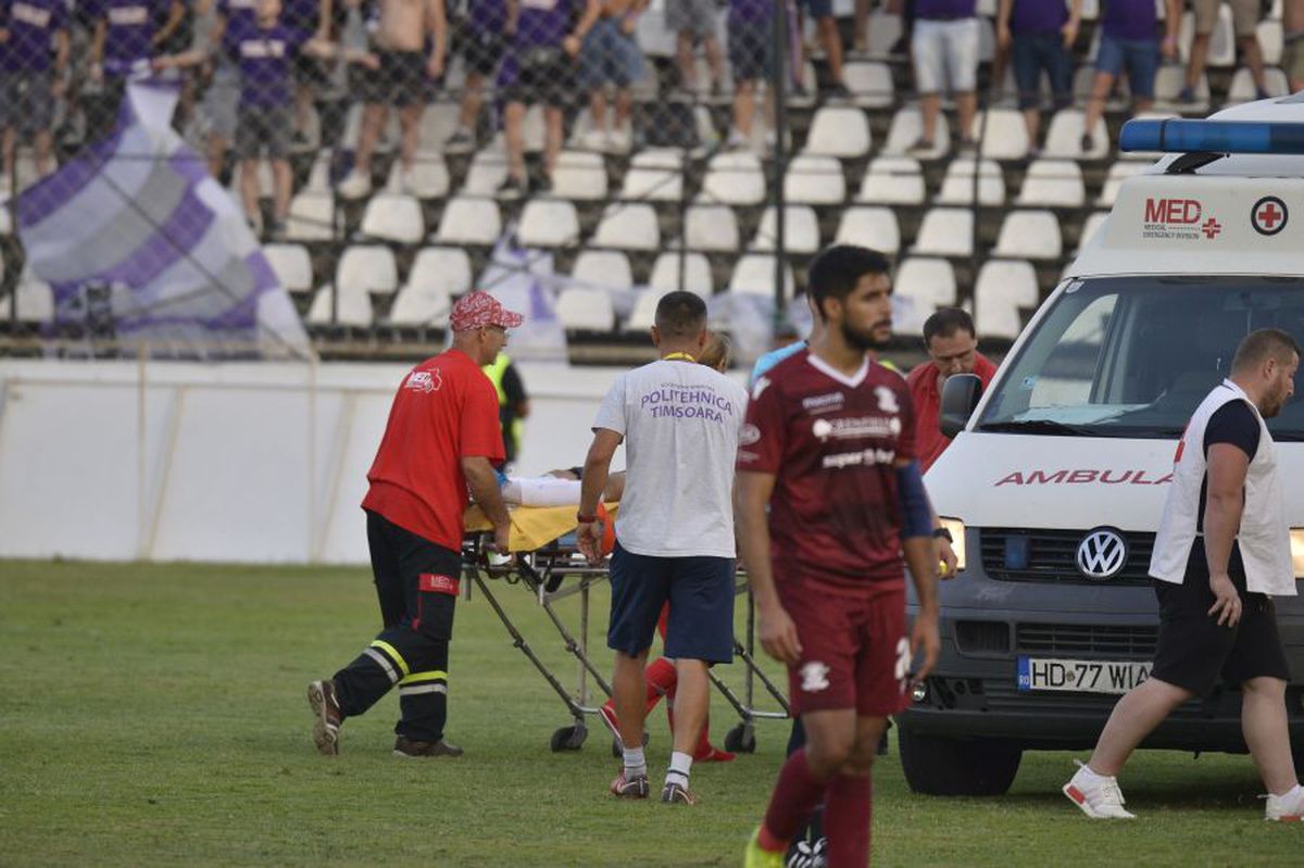 RAPID - ASU POLI // FOTO Clipe de panică: Timișoreanul Jurj, făcut KO de Lazăr » Ambulanța a intervenit de urgență și l-a transportat la spital!