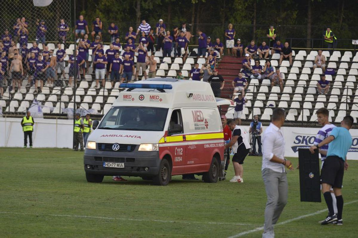 RAPID - ASU POLI // FOTO Clipe de panică: Timișoreanul Jurj, făcut KO de Lazăr » Ambulanța a intervenit de urgență și l-a transportat la spital!