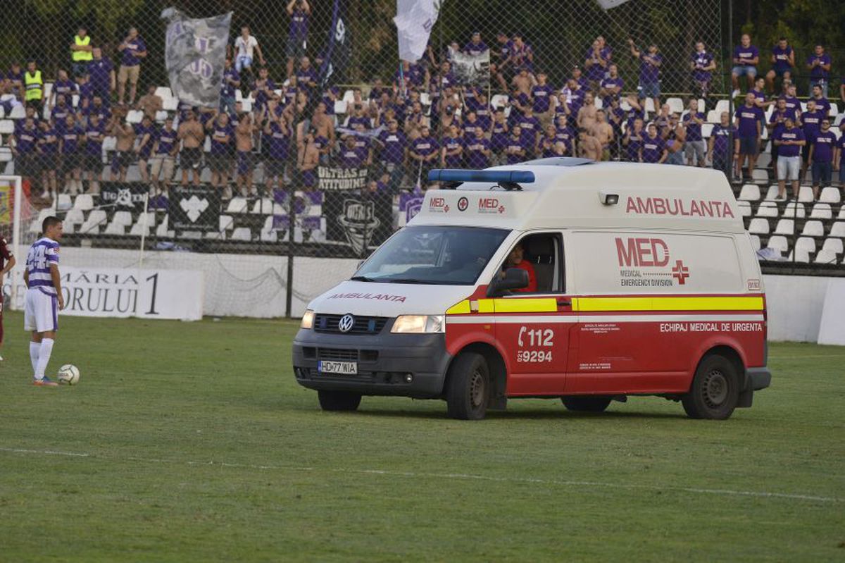 RAPID - ASU POLI // FOTO Clipe de panică: Timișoreanul Jurj, făcut KO de Lazăr » Ambulanța a intervenit de urgență și l-a transportat la spital!