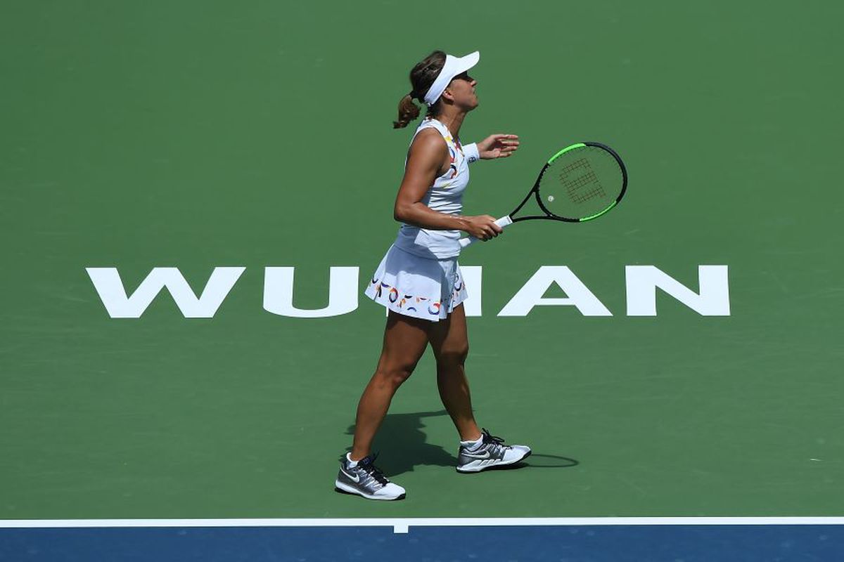 FOTO+VIDEO Simona Halep a trecut categoric de Barbora Strycova și s-a calificat în „optimi” la Wuhan!