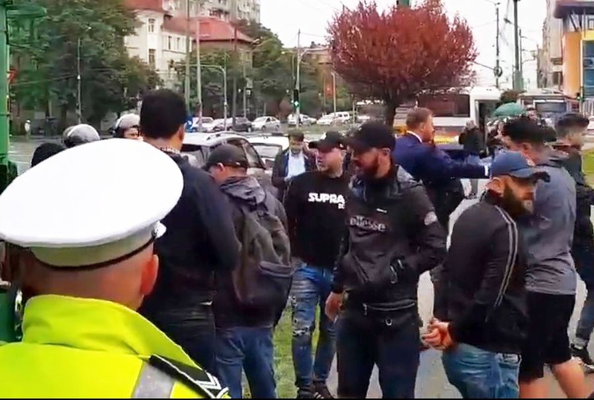 UTA - DINAMO // VIDEO + FOTO Incidente șocante! Fanii lui Dinamo și cei ai lui Poli, ciocniri violente în centrul Timișoarei: „Erau într-o stare de turbare, mi-au vandalizat mașina”