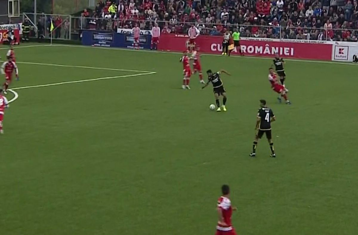 UTA ARAD - DINAMO 1-3 // GALERIE FOTO Kevin Bru, „faultat de minge” » La un minut după ce a intrat, mijlocașul lui Dinamo a stârnit hohote de râs