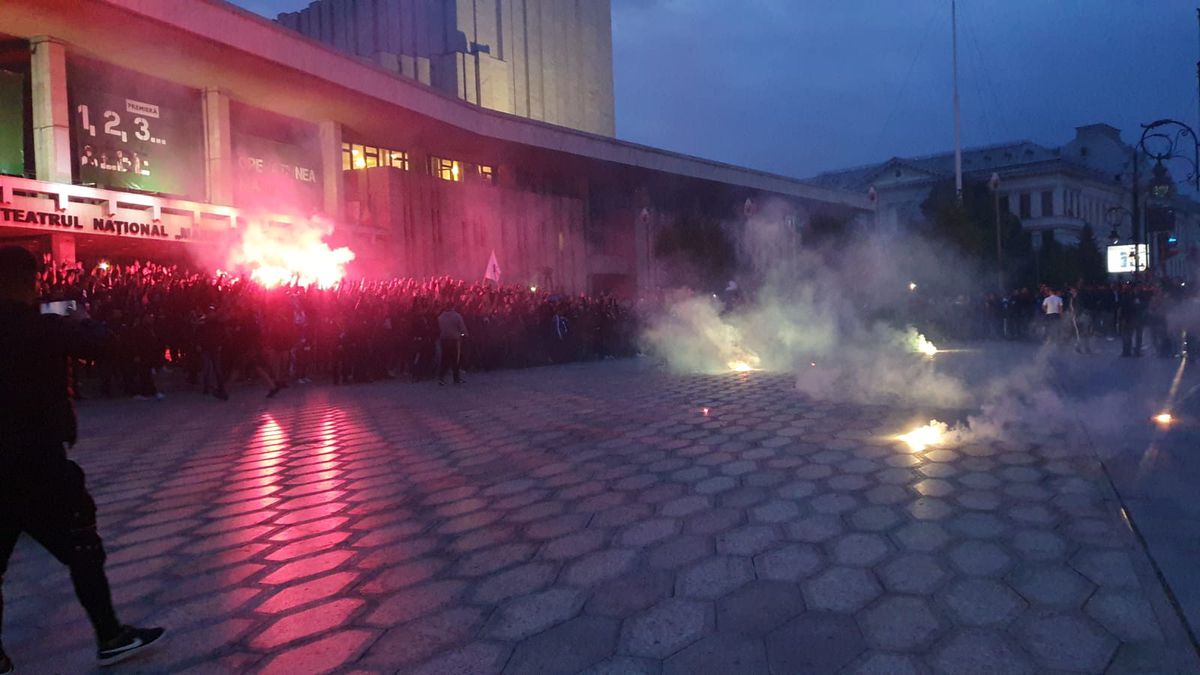 FC U CRAIOVA - U CLUJ // VIDEO Fanii lui FC U Craiova au făcut show! Spectacol făcut de olteni în oraș