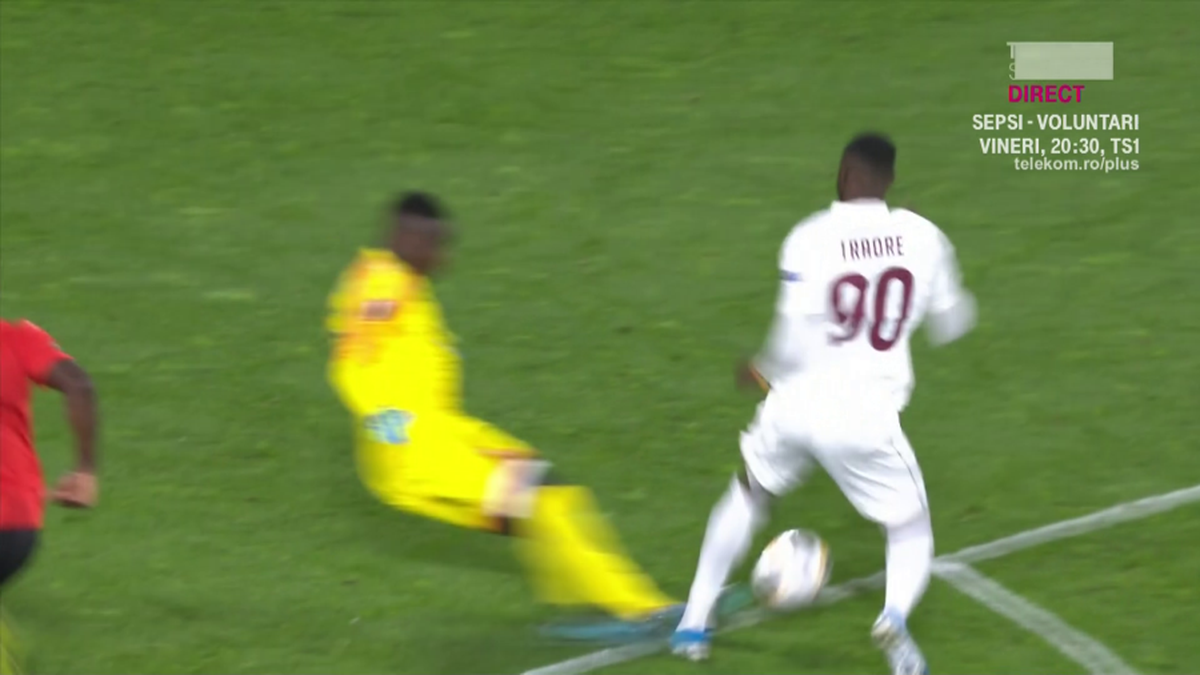 RENNES - CFR CLUJ // GALERIE FOTO Trebuia CFR Cluj să primească penalty? Portarul lui Rennes a primit ROȘU după ce l-a faultat pe Lacina Traore, la marginea careului de 16 metri