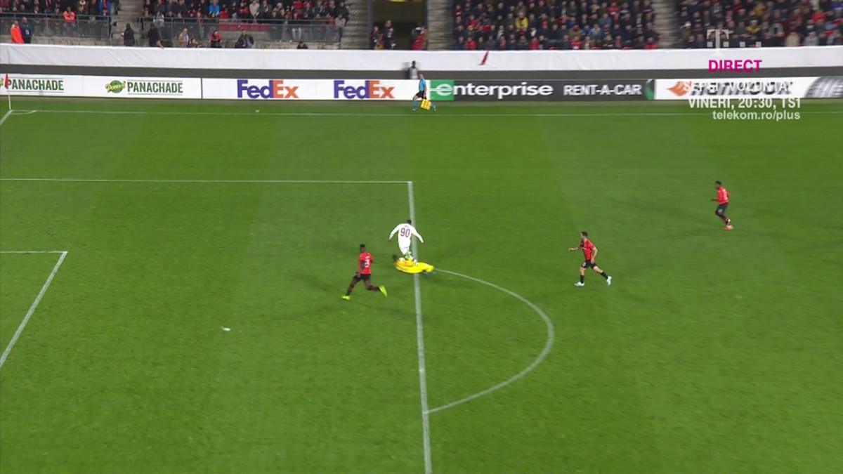 RENNES - CFR CLUJ // GALERIE FOTO Trebuia CFR Cluj să primească penalty? Portarul lui Rennes a primit ROȘU după ce l-a faultat pe Lacina Traore, la marginea careului de 16 metri