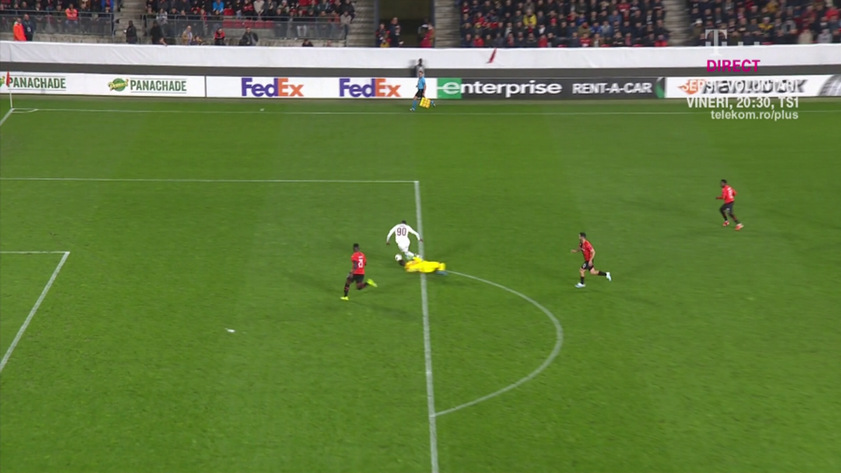 RENNES - CFR CLUJ // GALERIE FOTO Trebuia CFR Cluj să primească penalty? Portarul lui Rennes a primit ROȘU după ce l-a faultat pe Lacina Traore, la marginea careului de 16 metri