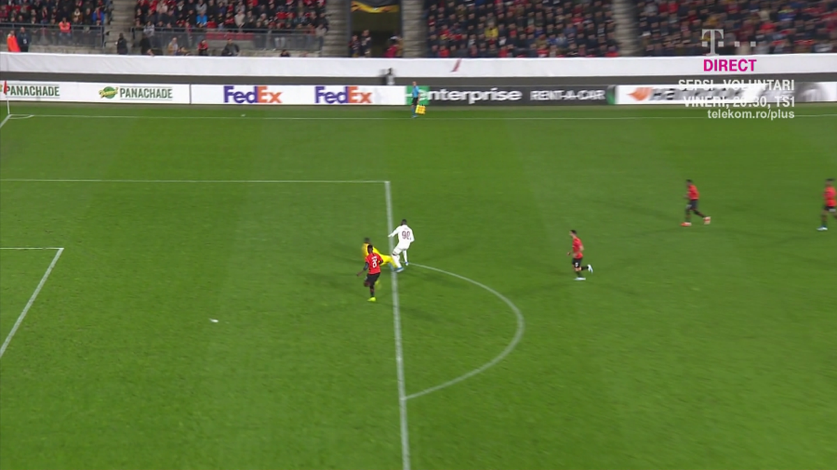 RENNES - CFR CLUJ // GALERIE FOTO Trebuia CFR Cluj să primească penalty? Portarul lui Rennes a primit ROȘU după ce l-a faultat pe Lacina Traore, la marginea careului de 16 metri