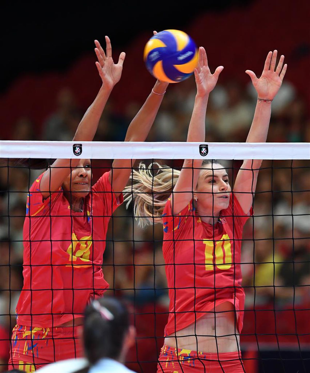 VIDEO+FOTO Victorie superbă a României la Campionatul European de volei, 3-1 cu Ungaria! 3.000 de maghiari au fluierat „Deșteaptă-te, române”