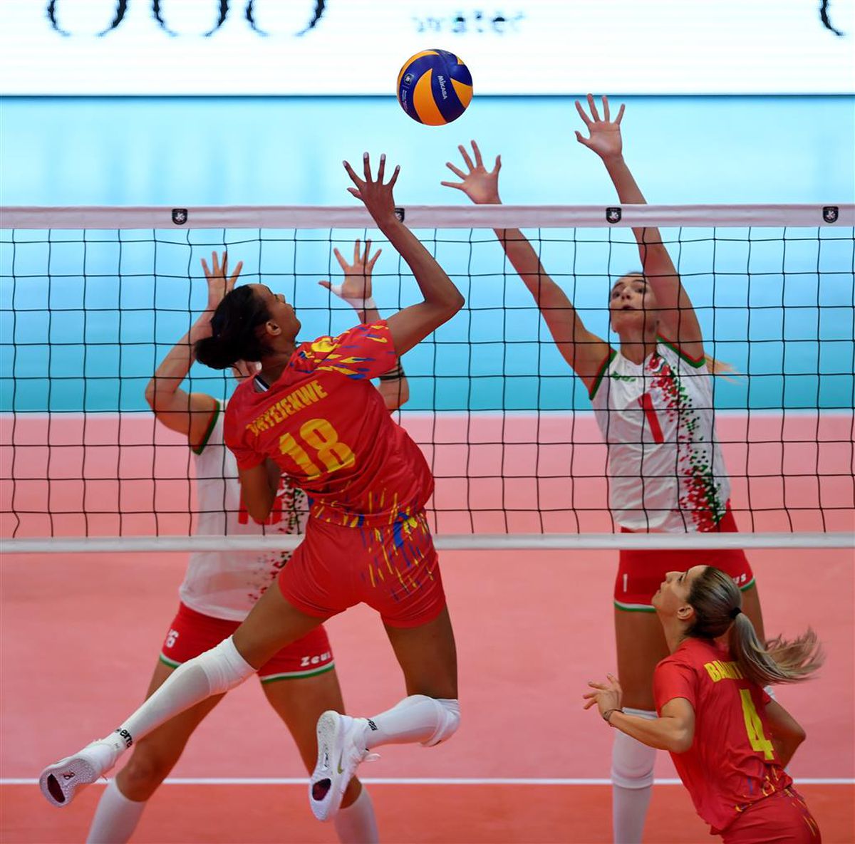 VIDEO+FOTO Victorie superbă a României la Campionatul European de volei, 3-1 cu Ungaria! 3.000 de maghiari au fluierat „Deșteaptă-te, române”