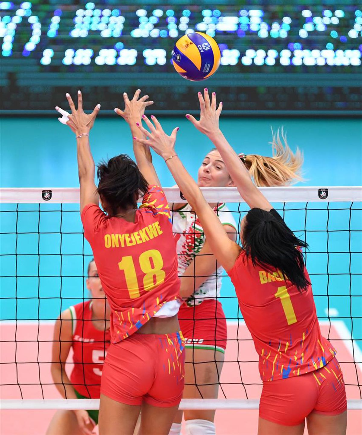 VIDEO+FOTO Victorie superbă a României la Campionatul European de volei, 3-1 cu Ungaria! 3.000 de maghiari au fluierat „Deșteaptă-te, române”