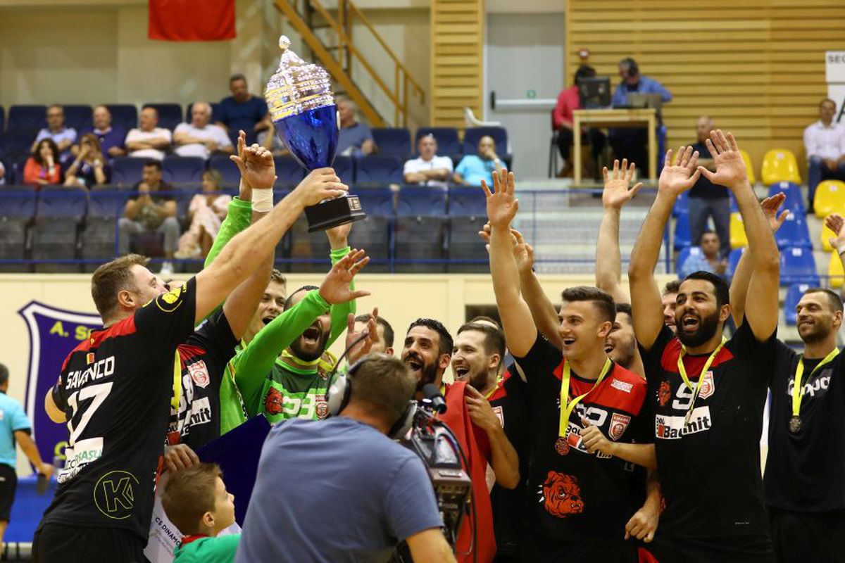 Galerie handbal Dinamo - Poli