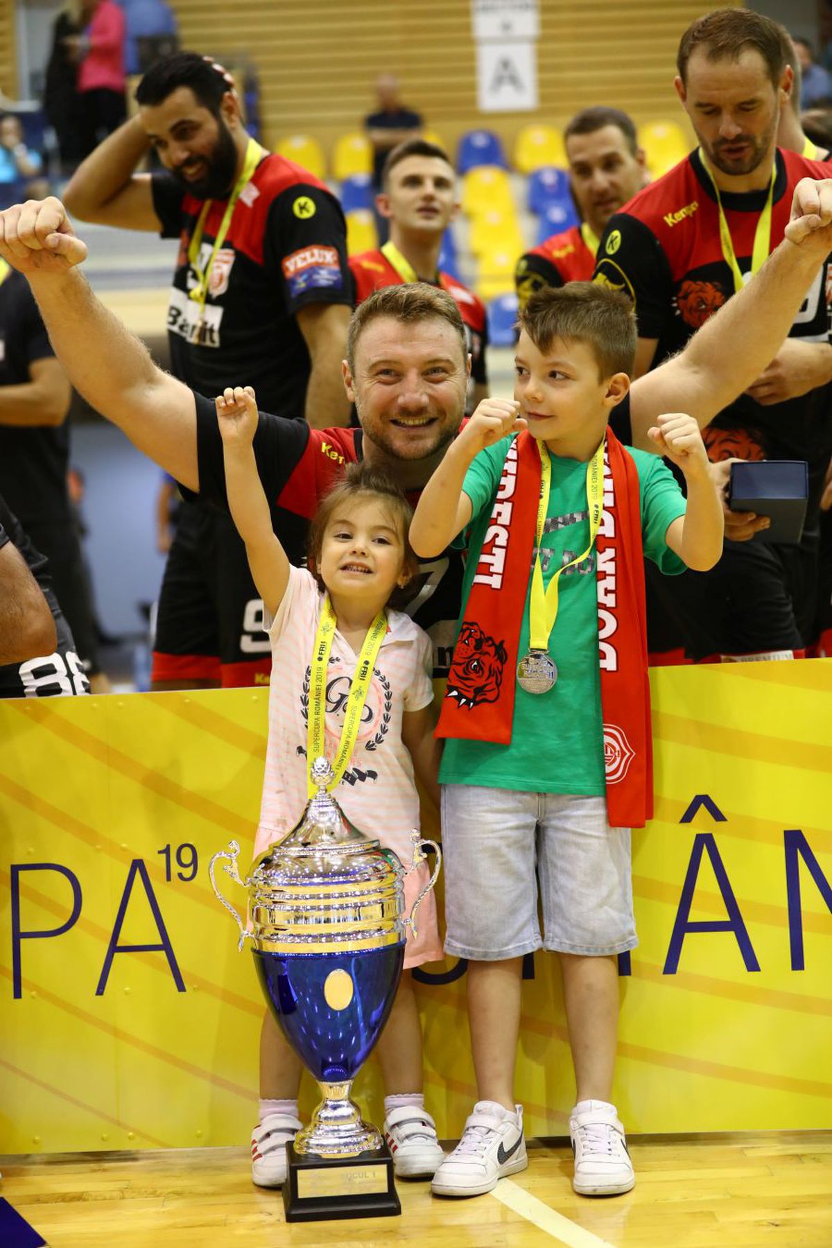 HANDBAL / GALERIE FOTO+VIDEO Dinamo a cucerit Supercupa la handbal masculin! De ce dă Federația în judecată