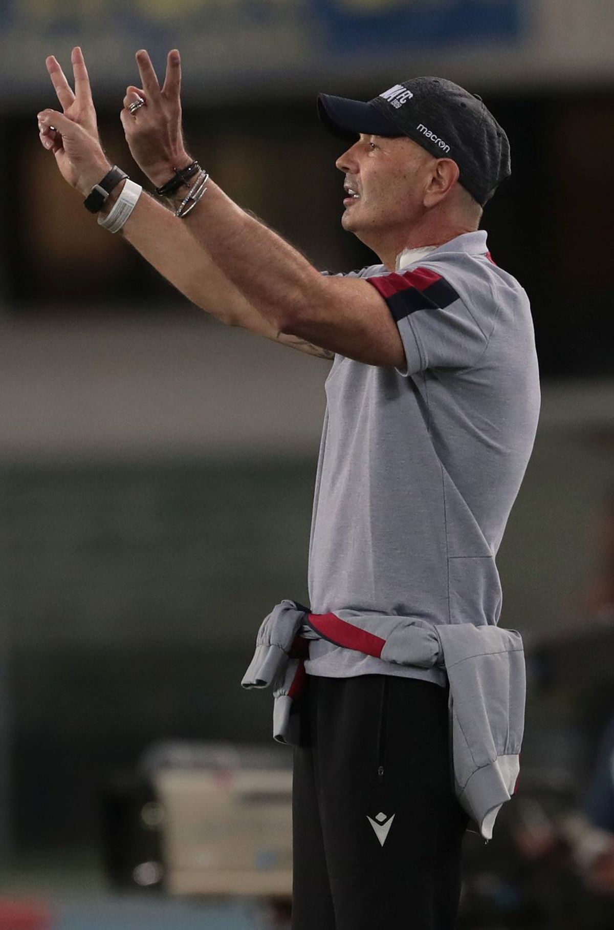 VERONA - BOLOGNA 1-1 // FOTO Sinisa Mihajlovic face chimioterapie, dar a insistat să stea pe bancă!