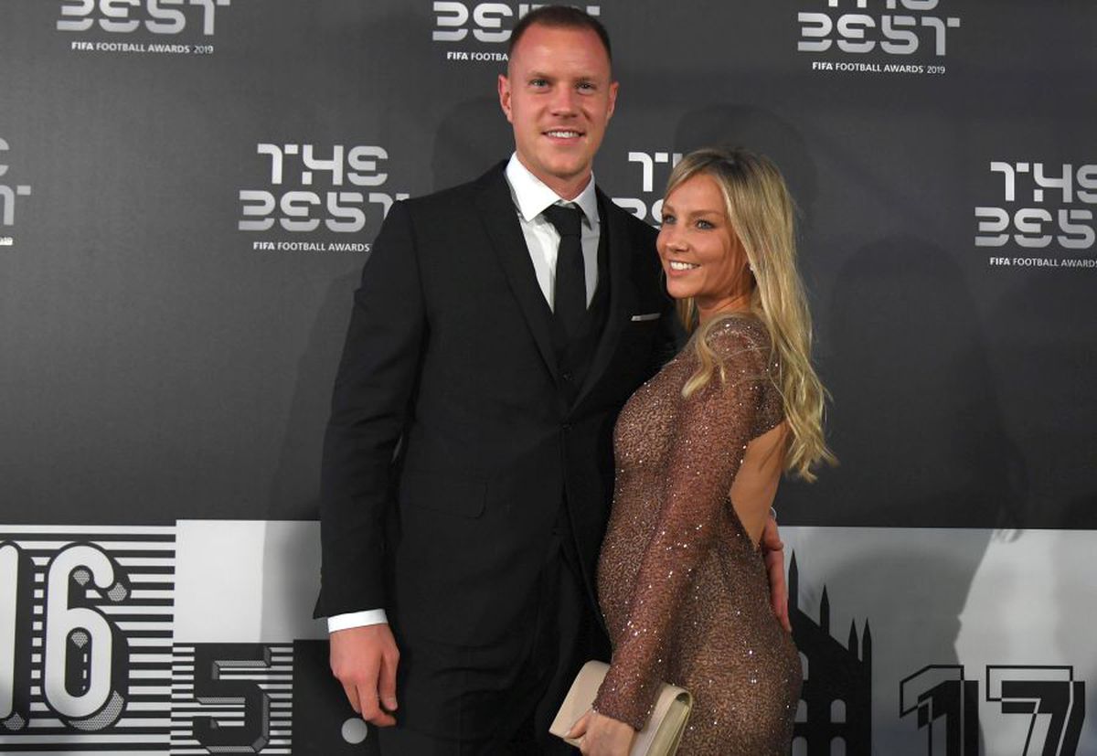 FOTO Cristi Chivu și Adelina au strălucit la Gala Fifa The Best » Soțiile jucătorilor au întors toate privirile la evenimentul de la Milano