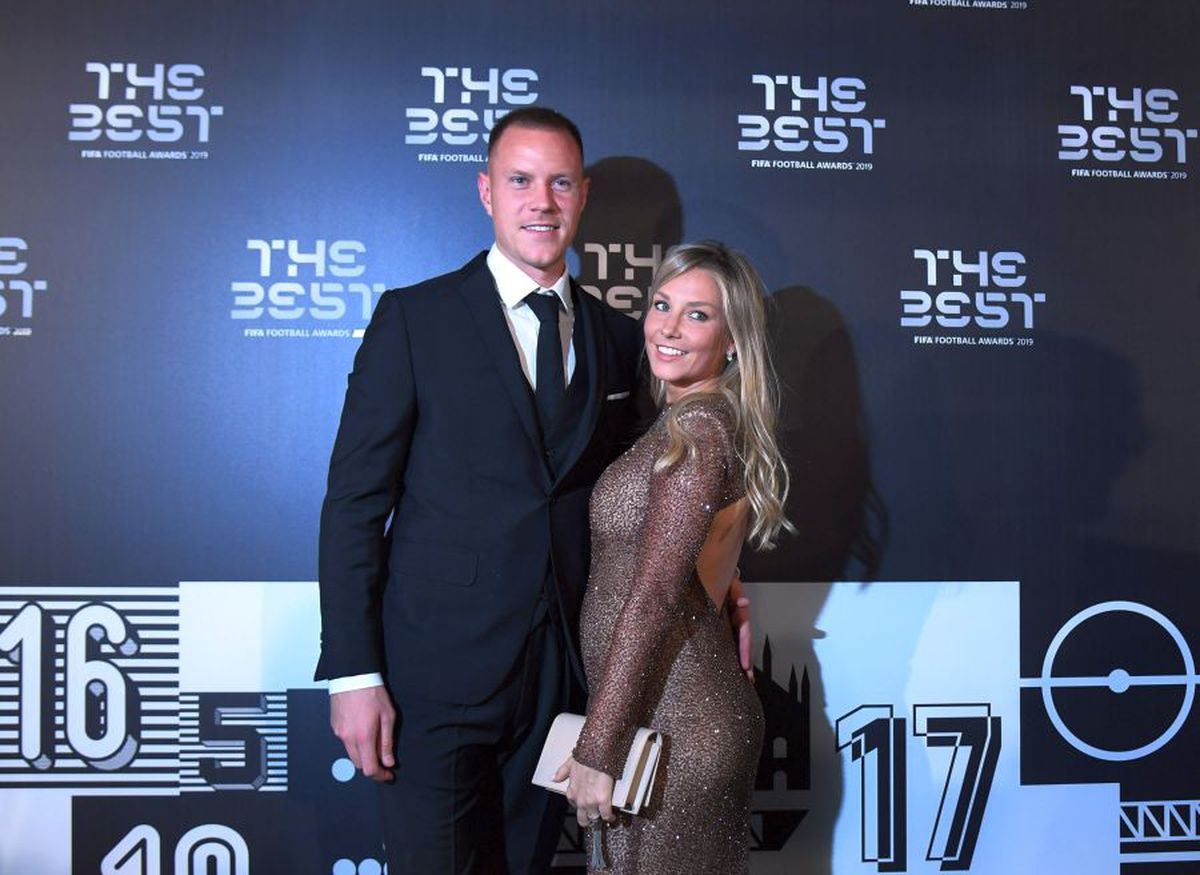 GALERIE FOTO Adelina și Cristi Chivu au strălucit la Gala Fifa The Best » Soțiile jucătorilor au întors toate privirile la evenimentul de la Milano