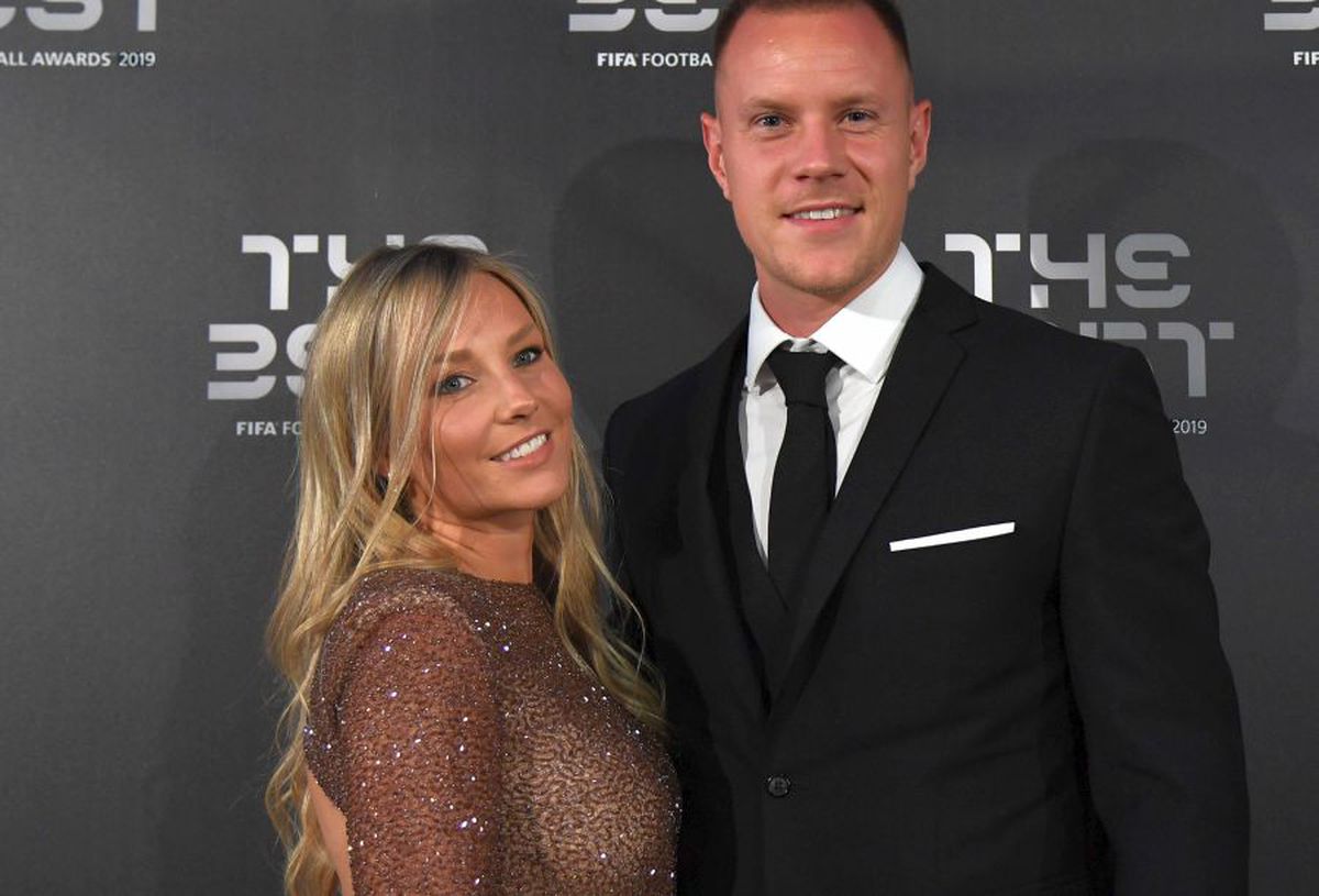 GALERIE FOTO Adelina și Cristi Chivu au strălucit la Gala Fifa The Best » Soțiile jucătorilor au întors toate privirile la evenimentul de la Milano