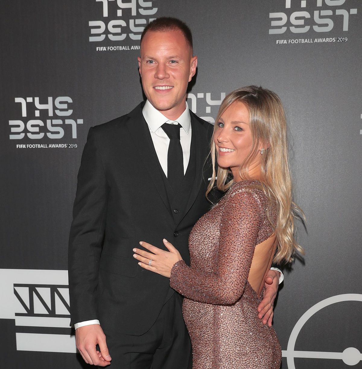 GALERIE FOTO Adelina și Cristi Chivu au strălucit la Gala Fifa The Best » Soțiile jucătorilor au întors toate privirile la evenimentul de la Milano