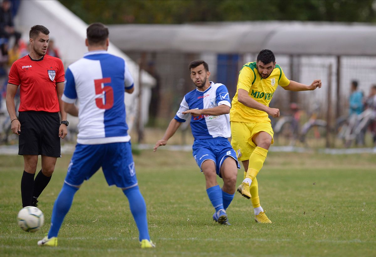 CS FĂUREI - CS MIOVENI 1-5 // FOTO&VIDEO Reportaj din Făurei: Cupa, viața satului!