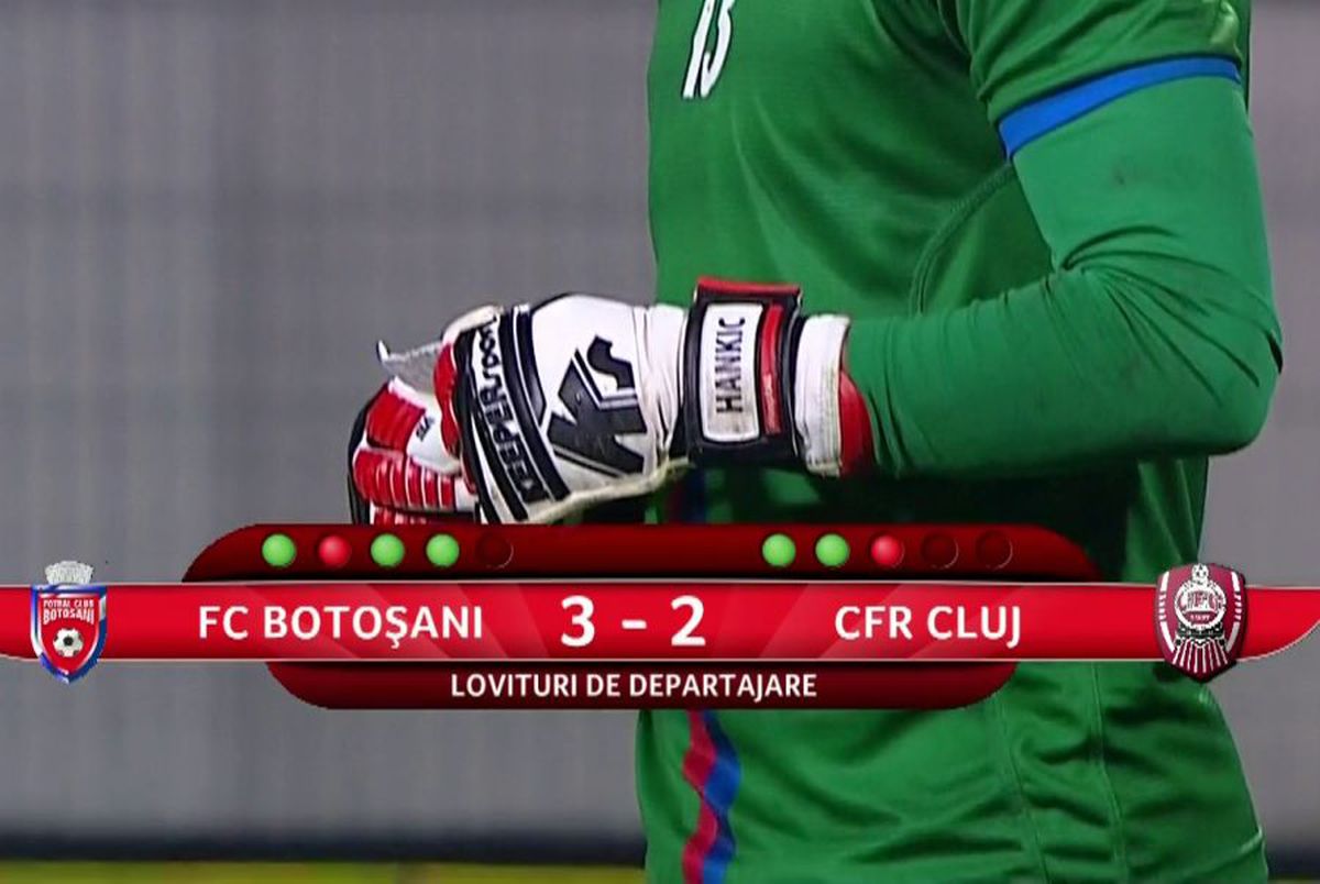 FC BOTOȘANI - CFR CLUJ 2-2 (4-2 la penalty-uri) / FOTO Portarul moldovenilor și-a intimidat adversarii după ce a citit fițuica înaintea loviturilor de departajare