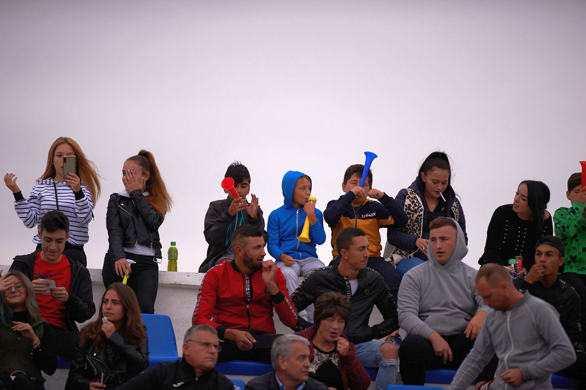 REPORTAJ EXCLUSIV FOTO & VIDEO // Făurei e un oraș animat când joacă echipa lui Bănel, pe care fostul internațional o întreține din banii proprii: Fericire de un miliard și jumătate