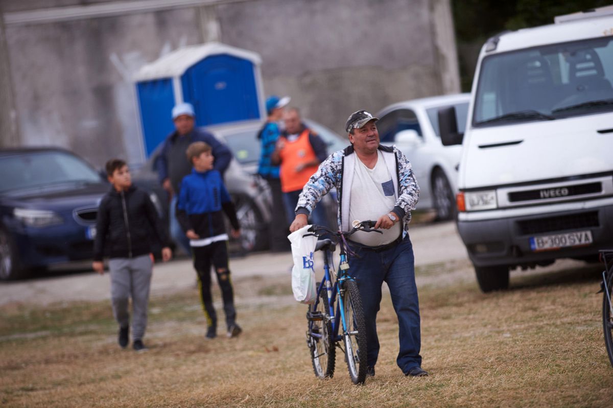 REPORTAJ EXCLUSIV FOTO & VIDEO // FC Nicoliță Făurei: Fericire de un miliard și jumătate într-un oraș în care mama lui Bănel gătește și spală pentru toți cei 18 fotbaliști