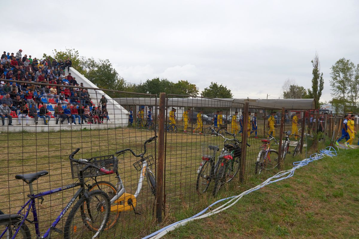 REPORTAJ EXCLUSIV FOTO & VIDEO // Făurei e un oraș animat când joacă echipa lui Bănel, pe care fostul internațional o întreține din banii proprii: Fericire de un miliard și jumătate