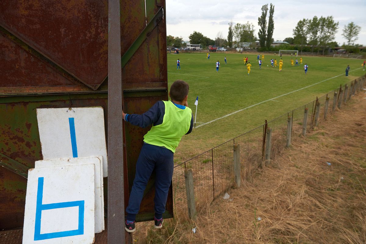 REPORTAJ EXCLUSIV FOTO & VIDEO // FC Nicoliță Făurei: Fericire de un miliard și jumătate într-un oraș în care mama lui Bănel gătește și spală pentru toți cei 18 fotbaliști