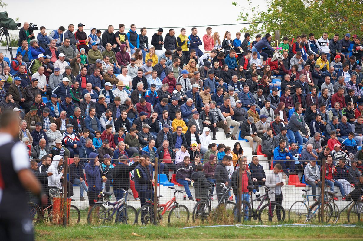 REPORTAJ EXCLUSIV FOTO & VIDEO // Făurei e un oraș animat când joacă echipa lui Bănel, pe care fostul internațional o întreține din banii proprii: Fericire de un miliard și jumătate