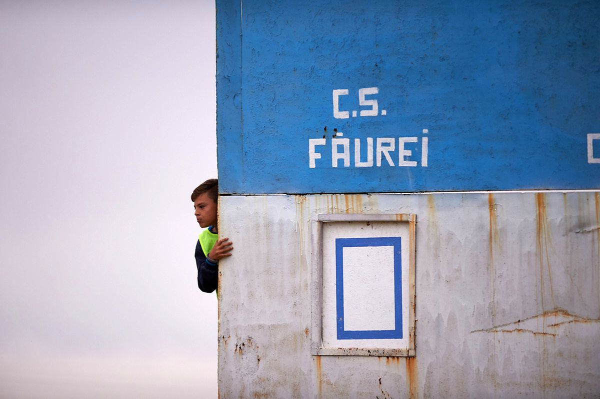 REPORTAJ EXCLUSIV FOTO & VIDEO // FC Nicoliță Făurei: Fericire de un miliard și jumătate într-un oraș în care mama lui Bănel gătește și spală pentru toți cei 18 fotbaliști