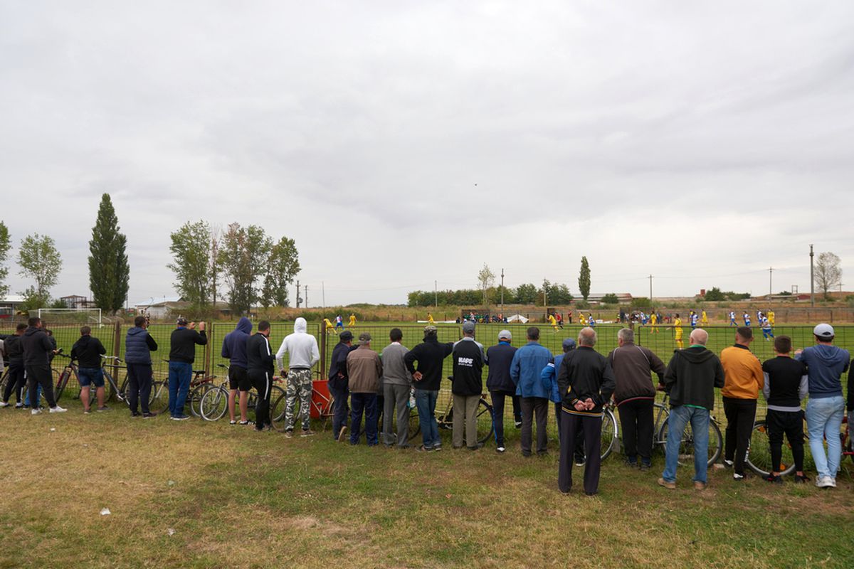 REPORTAJ EXCLUSIV FOTO & VIDEO // Făurei e un oraș animat când joacă echipa lui Bănel, pe care fostul internațional o întreține din banii proprii: Fericire de un miliard și jumătate