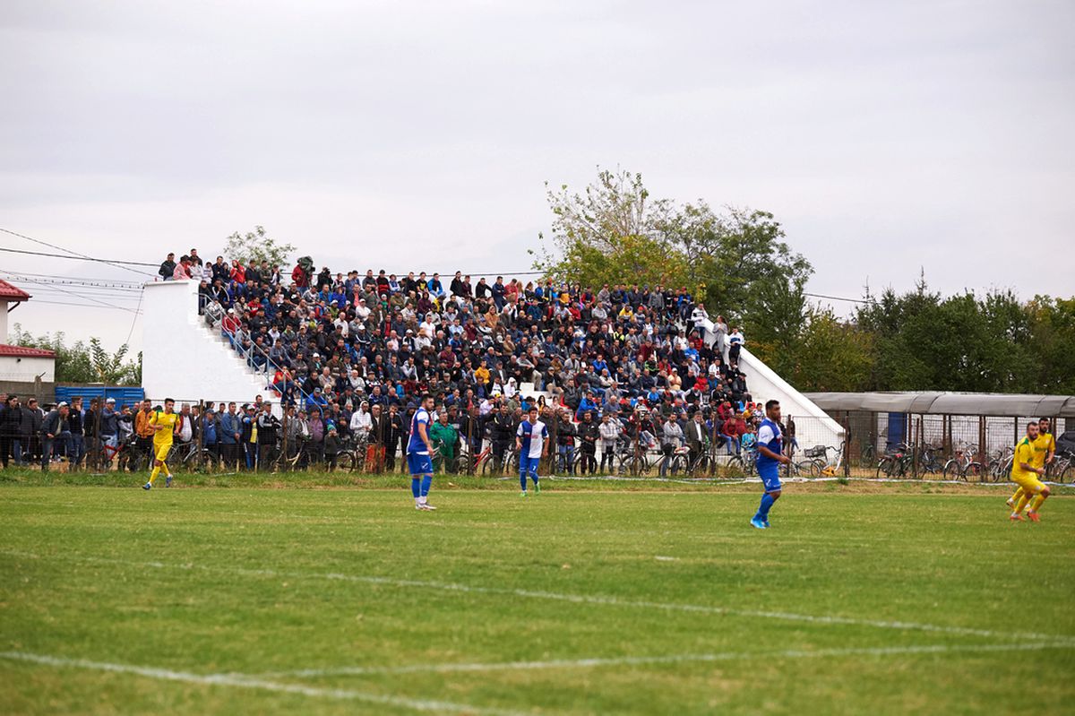 REPORTAJ EXCLUSIV FOTO & VIDEO // FC Nicoliță Făurei: Fericire de un miliard și jumătate într-un oraș în care mama lui Bănel gătește și spală pentru toți cei 18 fotbaliști