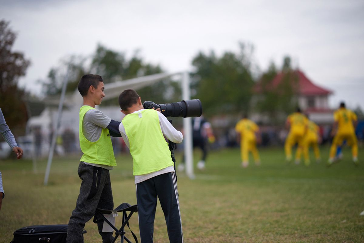 REPORTAJ EXCLUSIV FOTO & VIDEO // Făurei e un oraș animat când joacă echipa lui Bănel, pe care fostul internațional o întreține din banii proprii: Fericire de un miliard și jumătate