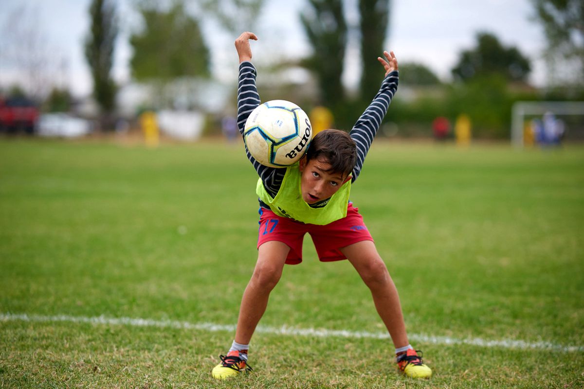 REPORTAJ EXCLUSIV FOTO & VIDEO // Făurei e un oraș animat când joacă echipa lui Bănel, pe care fostul internațional o întreține din banii proprii: Fericire de un miliard și jumătate