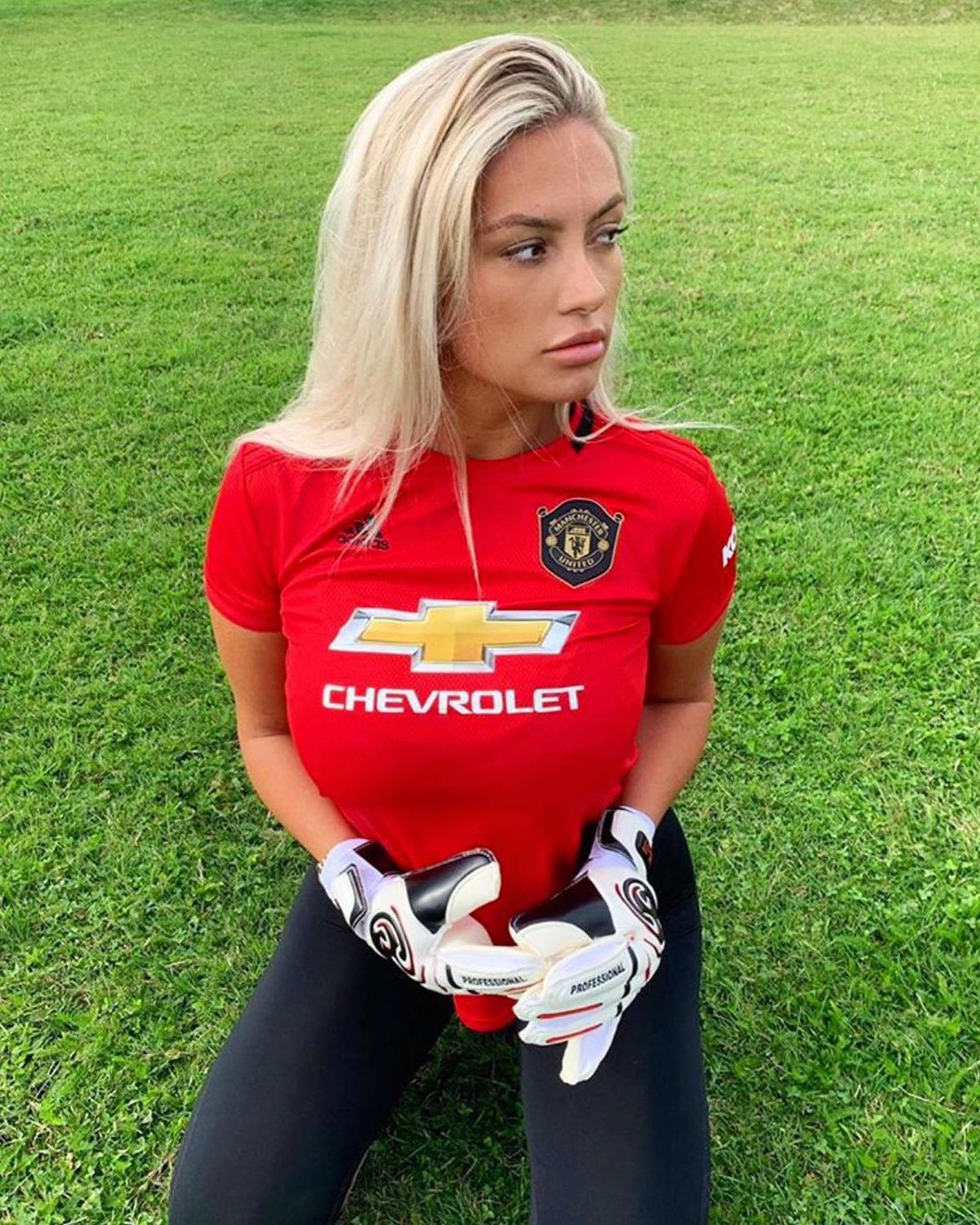 FOTO Cea mai hot fană a lui Manchester United a încins imaginația „diavolilor”: „Mă poți urmări doar dacă iubești echipa”