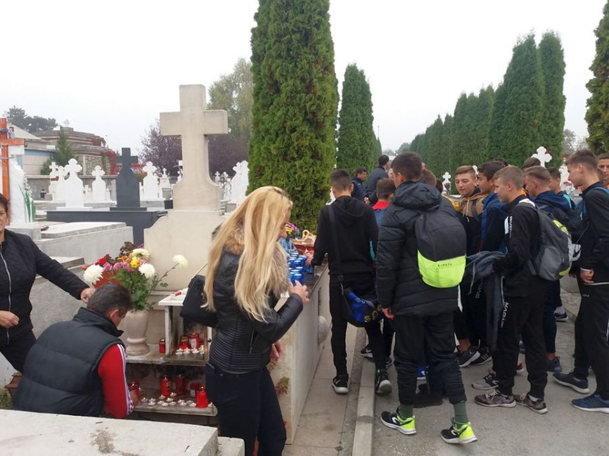 VIDEO+FOTO 12 ani fără Nicolae Dobrin » FC Argeș l-a comemorat pe „Gâscan” la cimitirul Sfântu Gheorghe