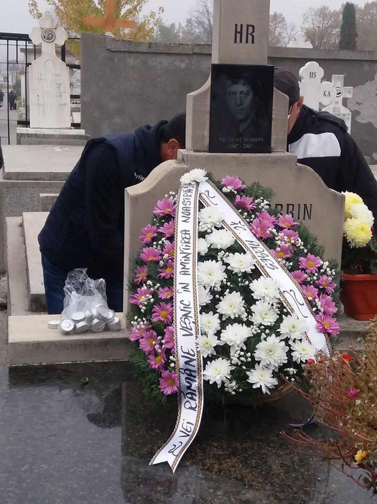 VIDEO+FOTO 12 ani fără Nicolae Dobrin » FC Argeș l-a comemorat pe „Gâscan” la cimitirul Sfântu Gheorghe